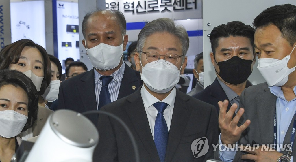 이재명 "망할 자유가 자유냐" 野 "전체주의"…음식점총량제 공방