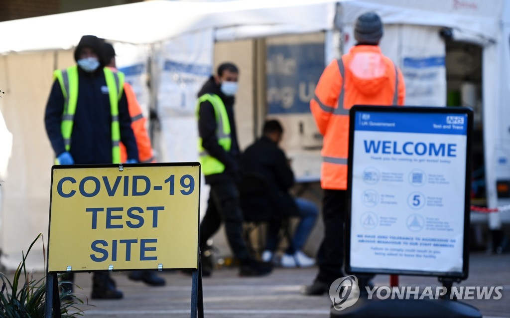 영국 재봉쇄 경고 속에 입국규제 완화…의료진 백신 의무화 추진