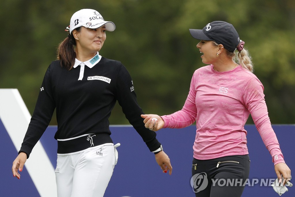 고진영, 파운더스컵 3R 4타 차 선두…13라운드 연속 60대 타수