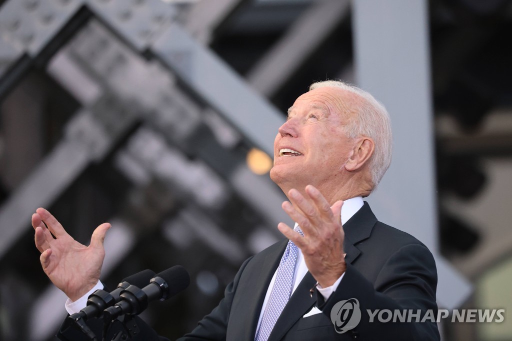인플레·경제 우려에 바이든 지지율↓…지지 41%, 반대 52%