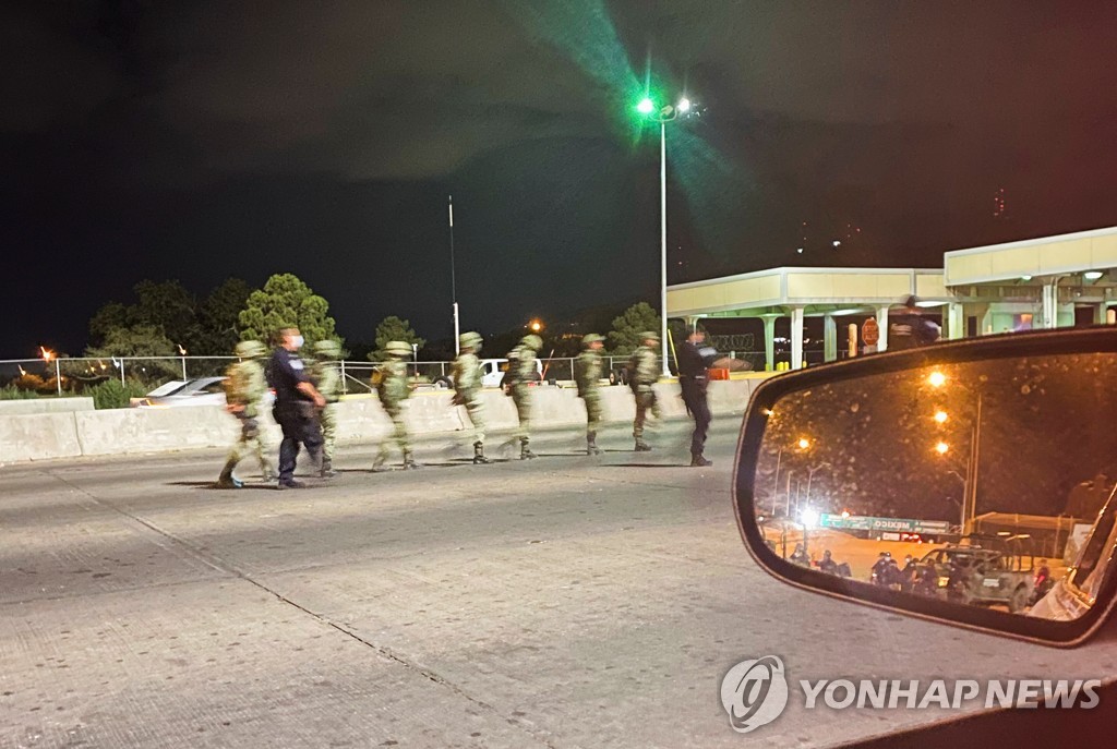 미 국경경비대 SNS서 이민자 비하 난무…'솜방망이' 처벌 그쳐