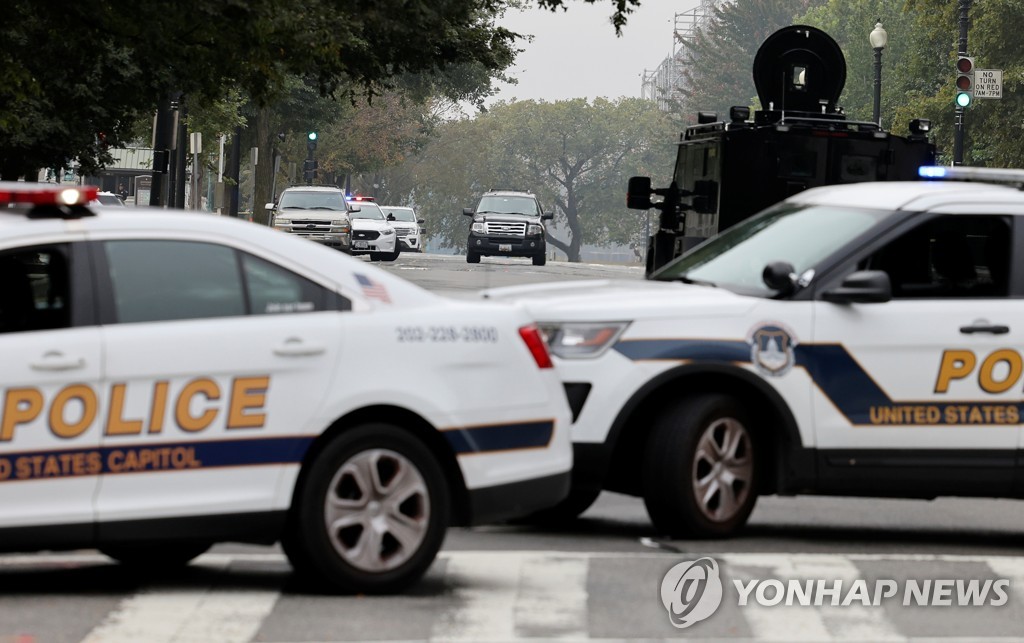 미 연방대법원 앞에 나타난 수상한 차량…용의자 구금