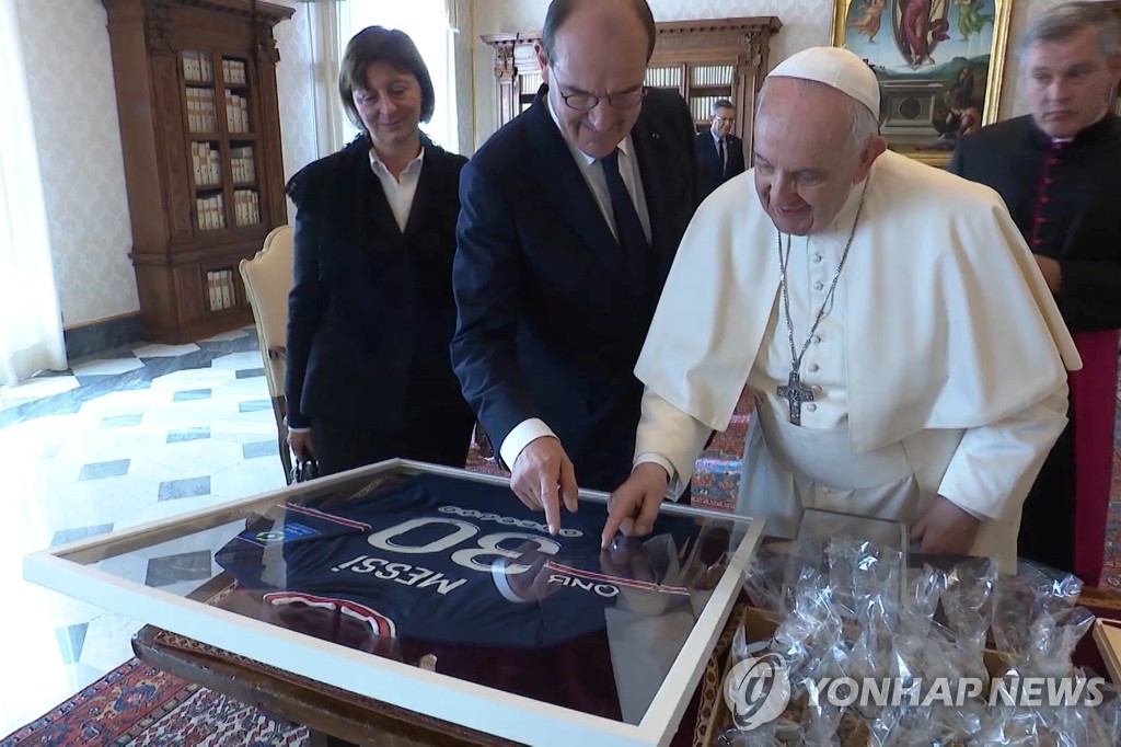 교황, 프랑스 총리 접견…리오넬 메시 유니폼 선물받아