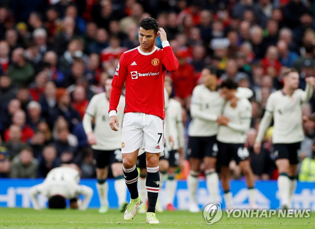 '살라흐 해트트릭' 리버풀, 맨유에 5-0 대승…개막 9경기 무패