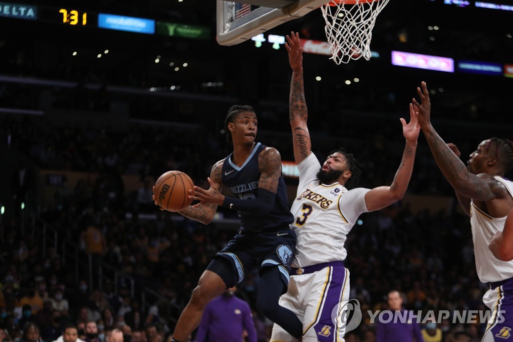 '앤서니 28득점' NBA 레이커스, 개막 2연패 끊고 시즌 첫 승리