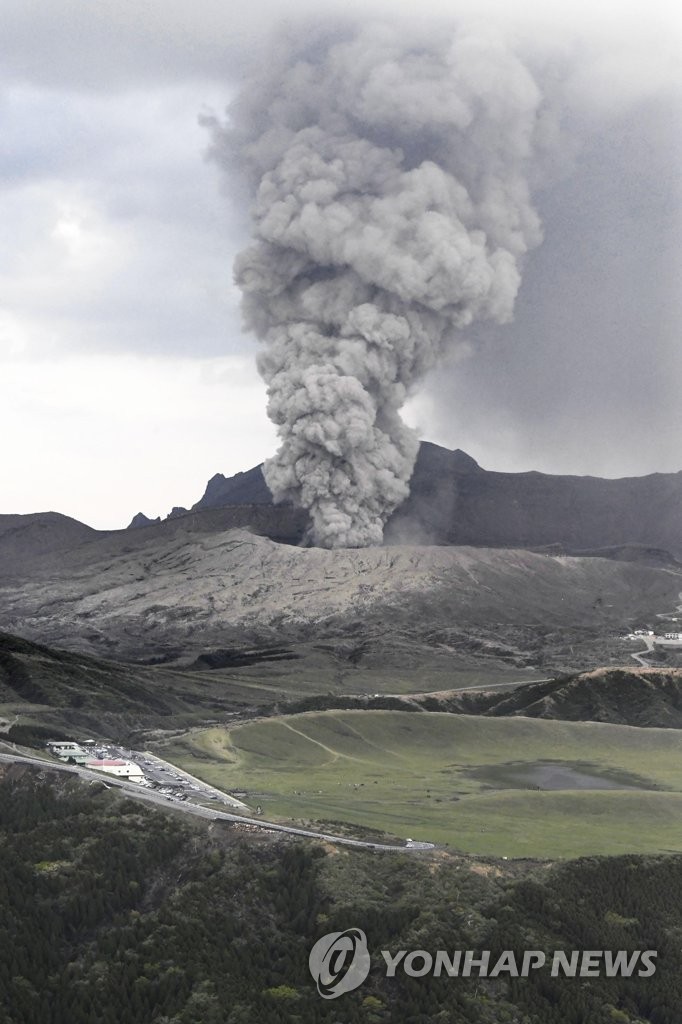 일본 활화산 아소산 분화…화산재 3.5㎞ 치솟아(종합2보)