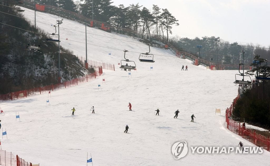 '기온 뚝' 강원 스키장 시즌권 판매 돌입…속속 개장 채비