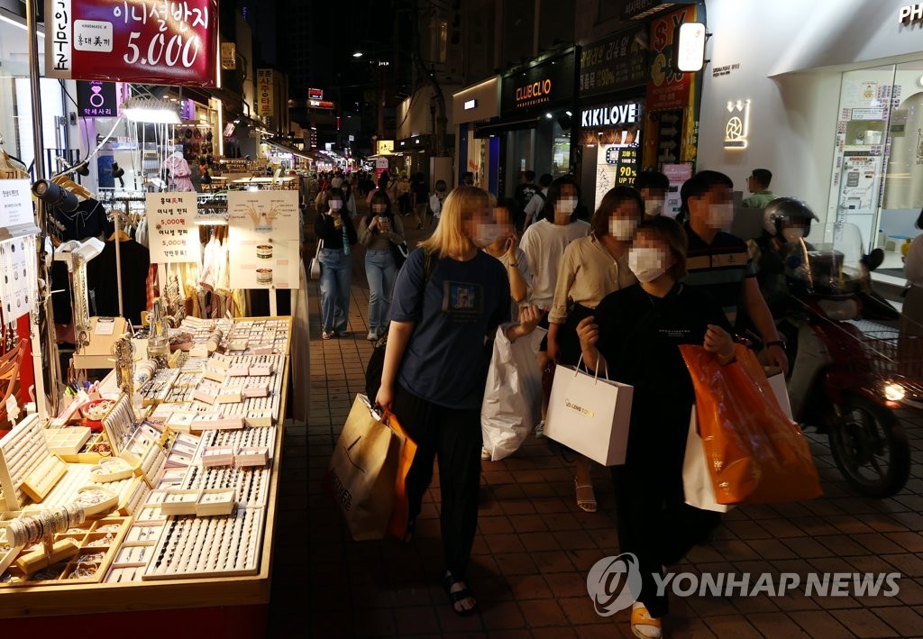 외국인 '노마크 술판'에 경찰, 홍대 일대 특별방역