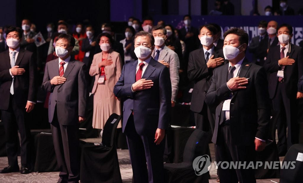 문대통령 "체제 경쟁 더는 의미 없어…남북 함께 번영해야"