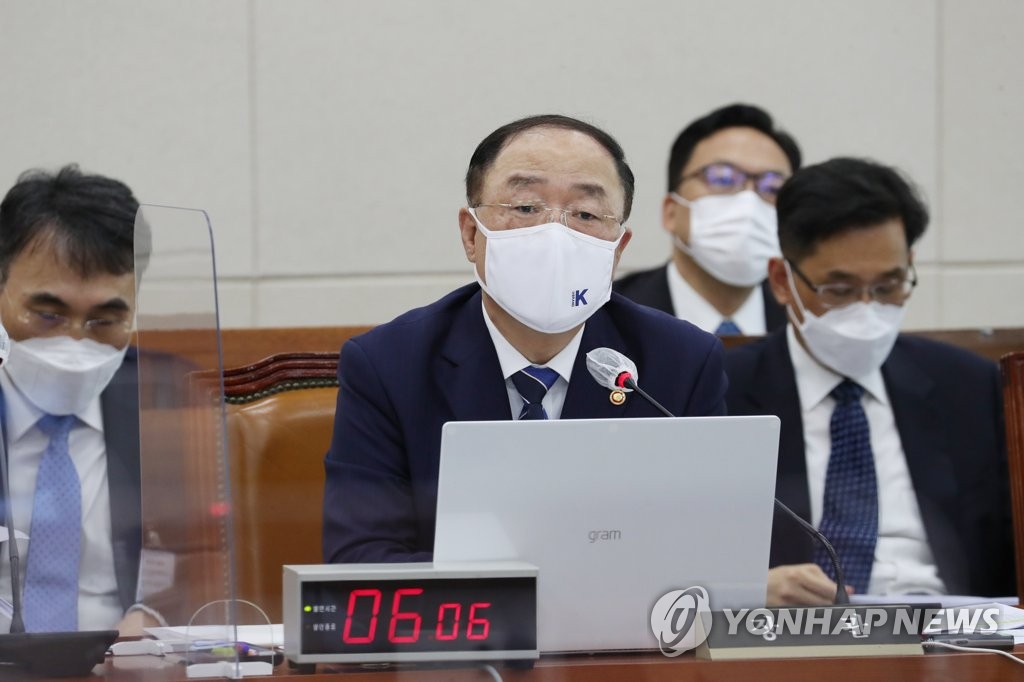 홍남기 "부동산 가파른 오름세, 최근 주춤하면서 꺾였다 판단"(종합)