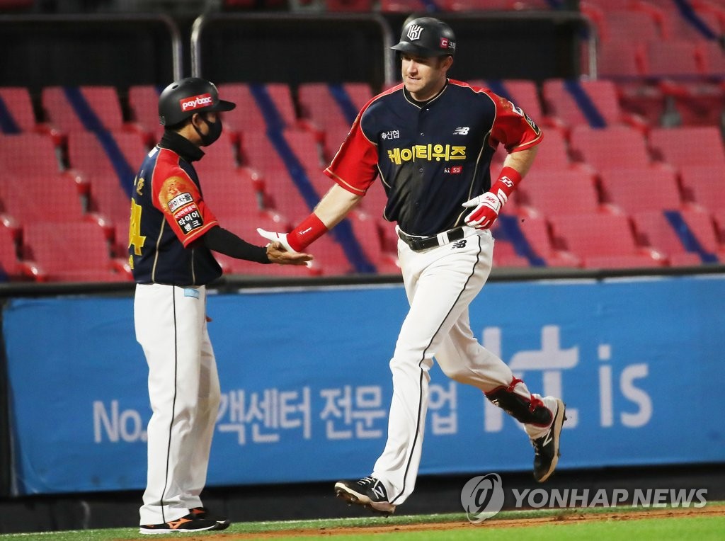 '호잉 만루포' kt, 70승 선착…한국시리즈 직행 보인다