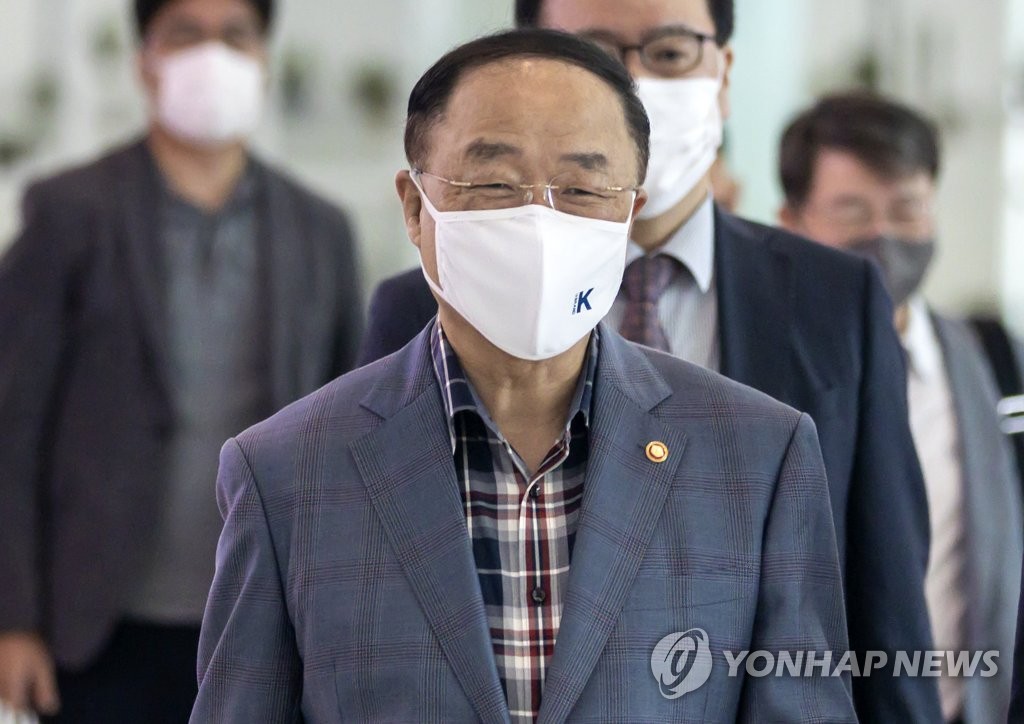 홍남기 "코로나 4차 확산에도 한국경제 빠르고 안정적으로 회복"