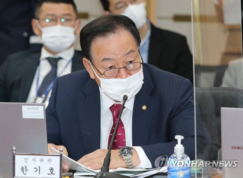 국방위, 野 '대장동' 피케팅에 또 파행