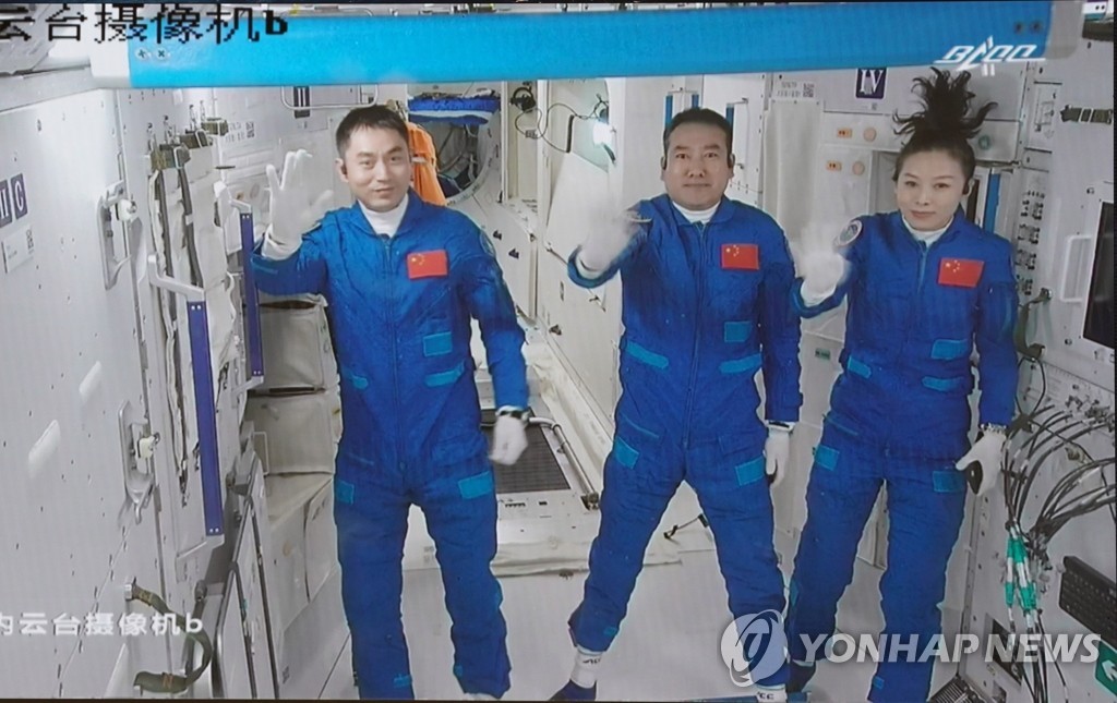 우주정거장 건설 2번째 유인우주선에 중국인 열광