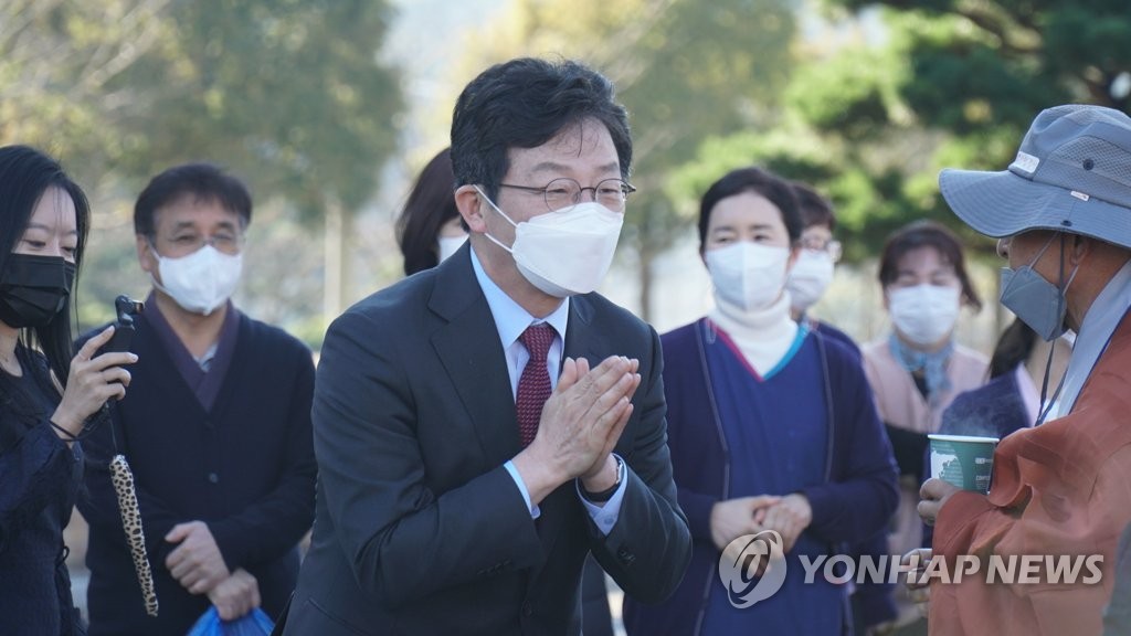 대선주자들 불심 잡기 경쟁…통도사 찾아 합장