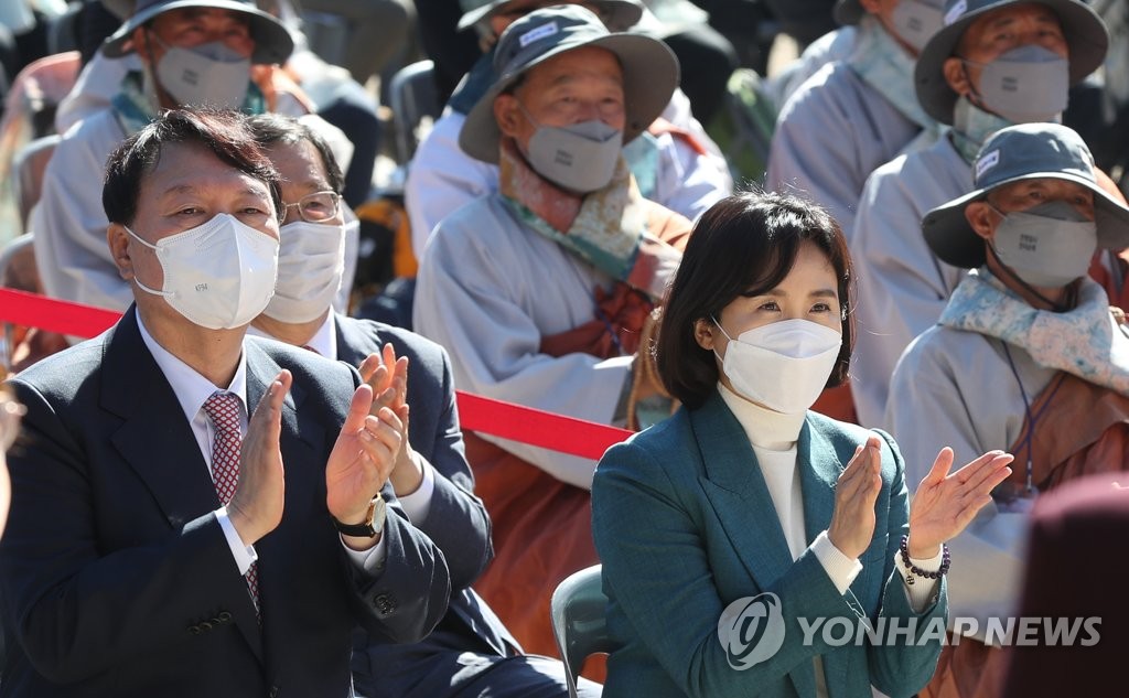 대선주자들 불심 잡기 경쟁…통도사 찾아 합장