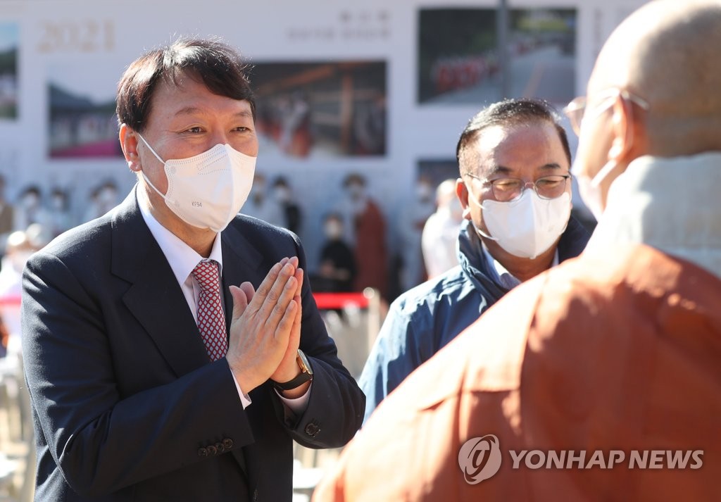 대선주자들 불심 잡기 경쟁…통도사 찾아 합장
