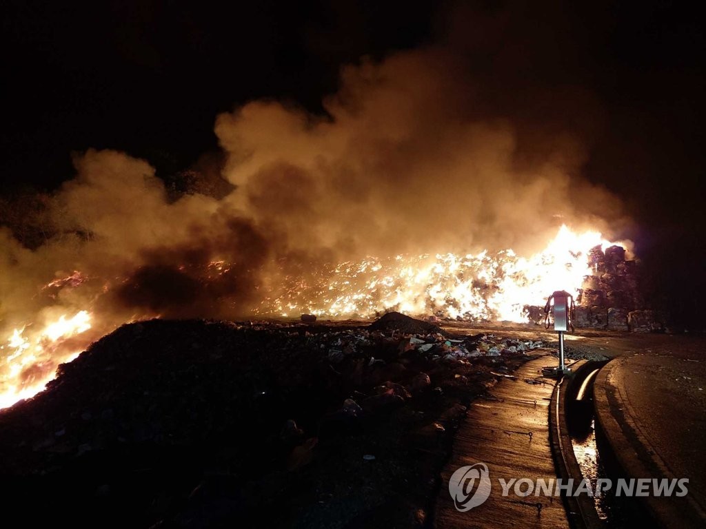 횡성 쓰레기매립장 화재 16시간 만에 완전 진화(종합2보)