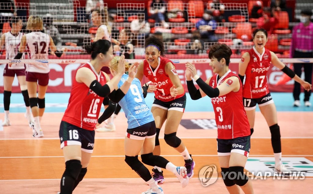 '제7구단' 페퍼저축은행, 창단 경기서 첫 세트 따냈지만 1-3 패(종합)