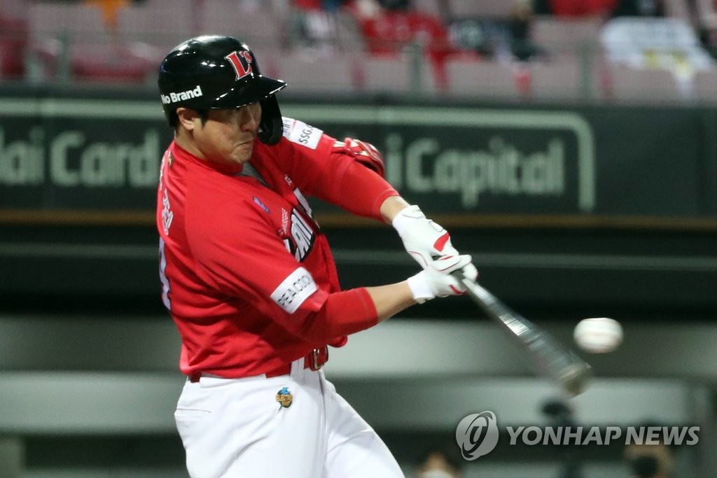 SSG 최정 개인 통산 400홈런 폭발…두산 미란다 시즌 221탈삼진(종합)