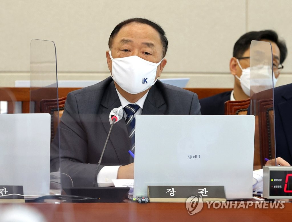 홍남기 "유류세 인하 검토"…이르면 26일 결과 발표(종합2보)