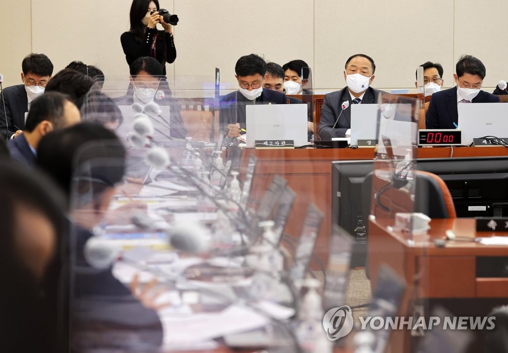 홍남기 "유류세 인하 검토"…이르면 26일 결과 발표(종합2보)