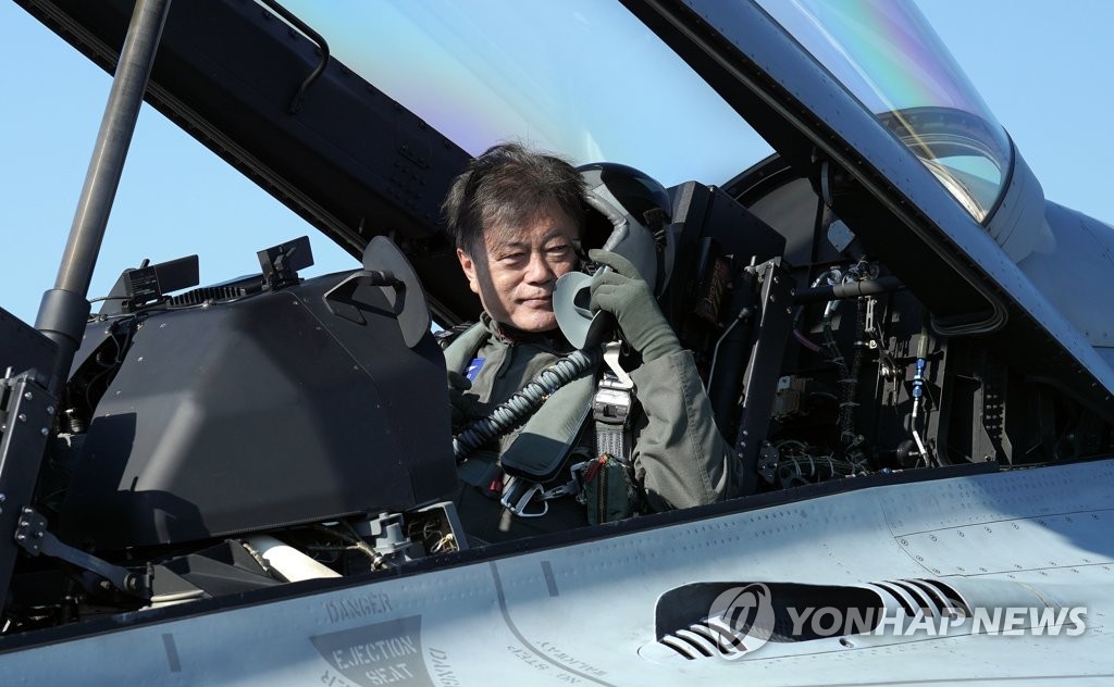 문대통령, 국산전투기 타고 날았다…"늠름한 위용 체감"(종합)