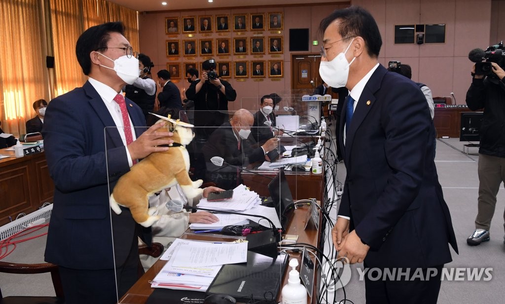 고성에 '양두구육 인형'까지…경기도 '대장동 국감' 종일 시끌(종합)