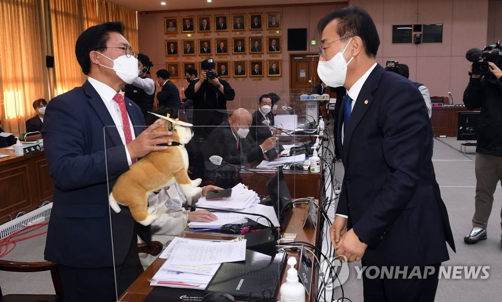 양두구육 인형까지 등장한 '이재명 국감'…여야 종일 설전(종합2보)