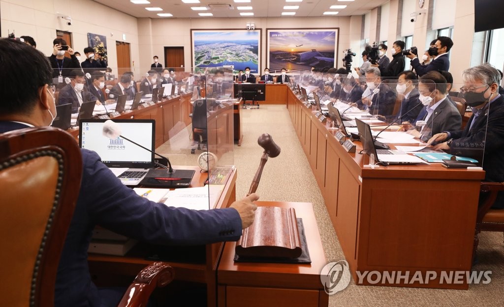 野 "초과이익 포기" 비판에 與 "환수조항이 도깨비 방망이냐"