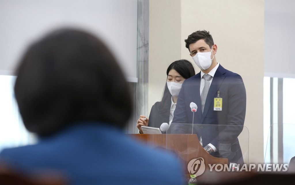 한국맥도날드 대표 "빵 유효기간 조작, 알바생 혼자 결정 못해"