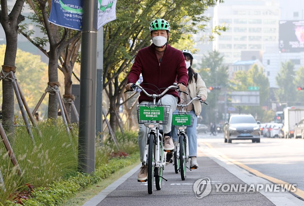 따릉이 탄 오세훈…"내년까지 6천대 추가 도입"(종합)