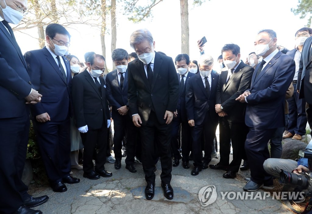 광주서 전두환 표지석 밟은 이재명…봉하서 "盧의 길 가겠다"(종합)