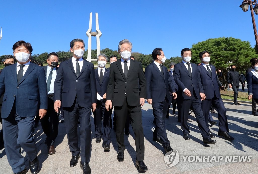 광주서 전두환 표지석 밟은 이재명…봉하서 "盧의 길 가겠다"(종합)