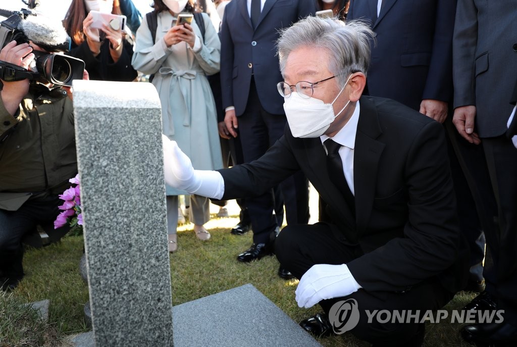 이재명 "尹, 사과사진 2차 가해…한국판 홀로코스트법 제정해야"