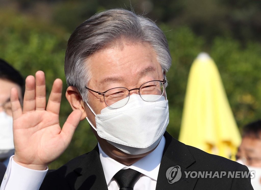 이재명 "盧의 길 가겠다"…권양숙 "남편 가장 많이 닮은 후보"