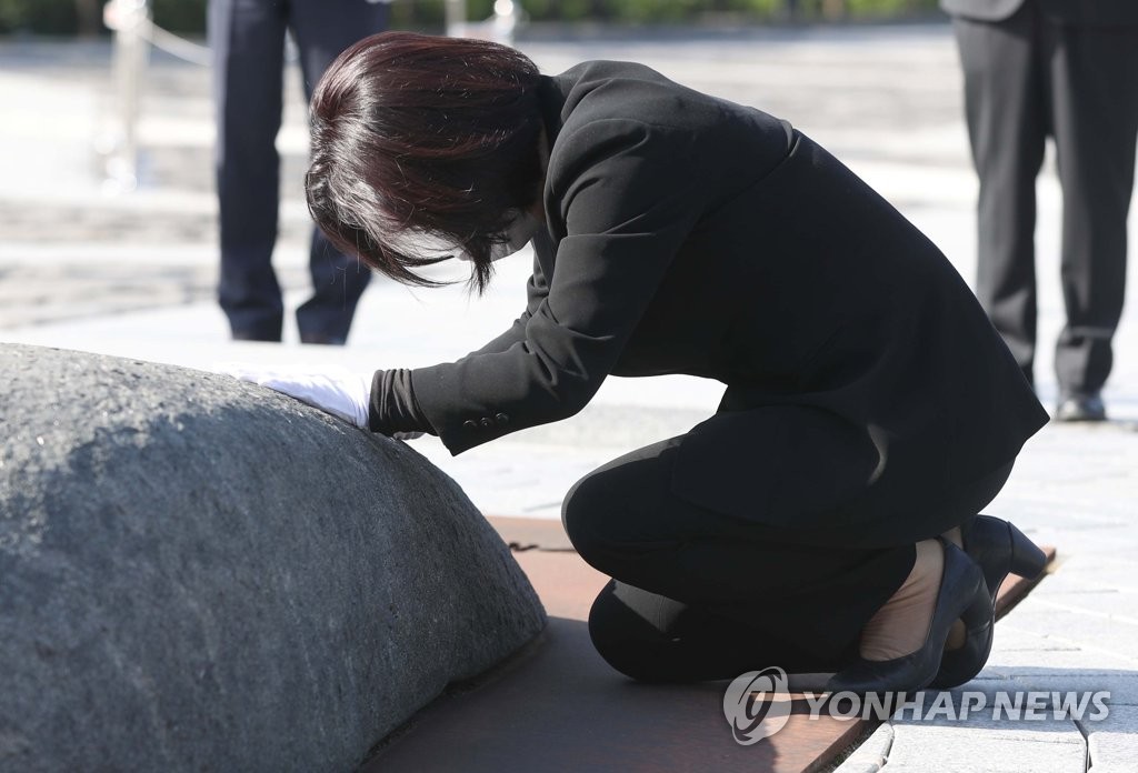 봉하 찾은 심상정 "시민 삶이 선진국인 나라 만들겠다"