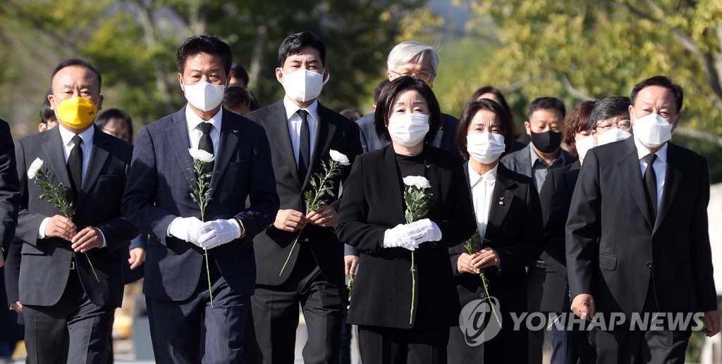 봉하 찾은 심상정 "시민 삶이 선진국인 나라 만들겠다"