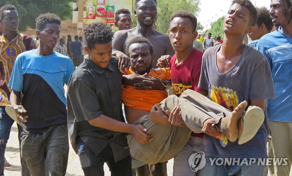 수단 쿠데타 군부 함독 총리 석방…시위대에는 최루탄 발사
