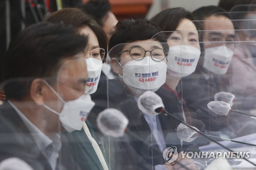 청와대 국감도 '대장동 난투'…野 "文 레임덕" 與 "후안무치"(종합)