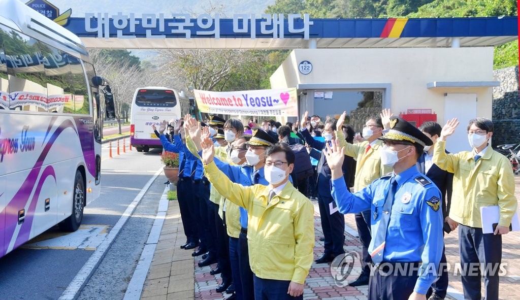 "응원합니다"…따뜻한 품으로 아프간인들 맞은 여수 시민