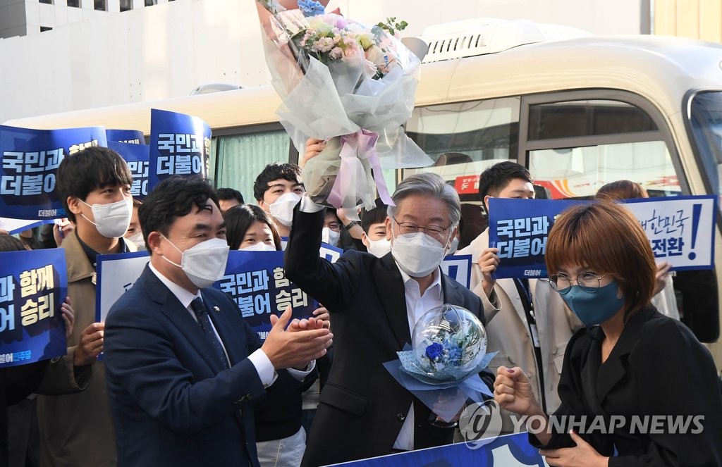 '원팀' 매듭 풀고 전통시장 달려간 이재명…"골목경제 지원"(종합)