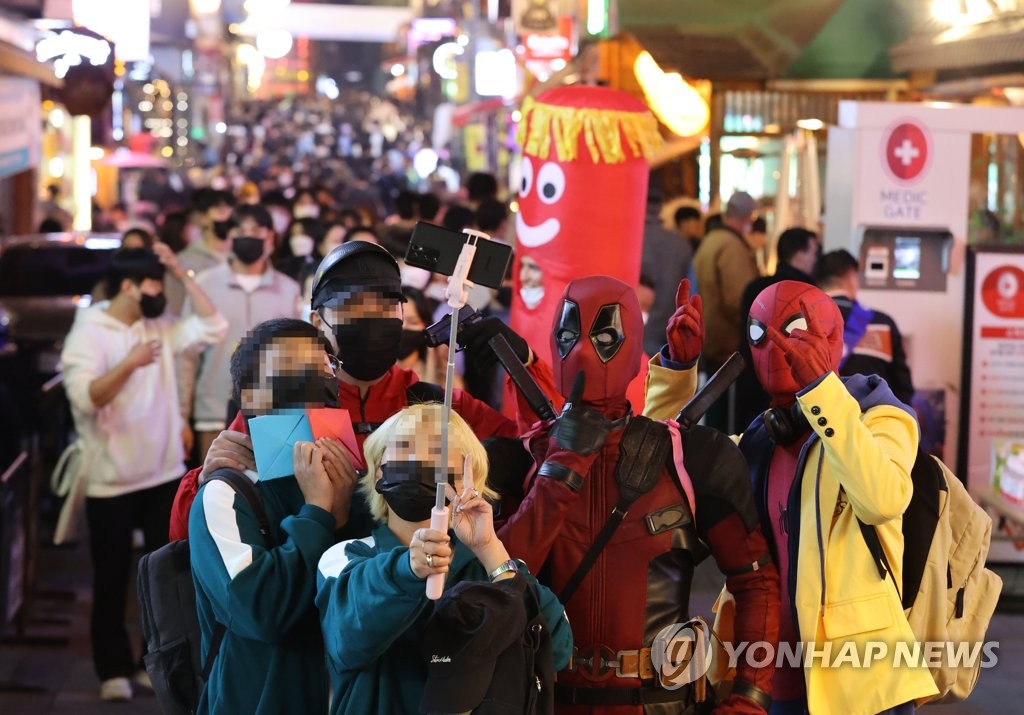 코로나 벌써 끝났나…이태원 핼러윈 맞이로 '들썩'