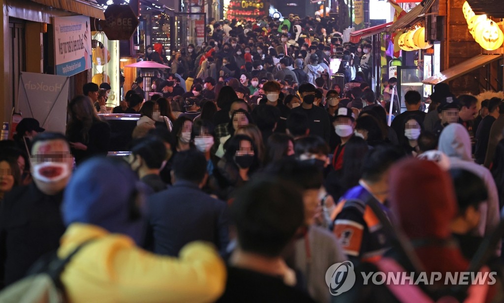 코로나 벌써 끝났나…이태원 핼러윈 맞이로 '들썩'