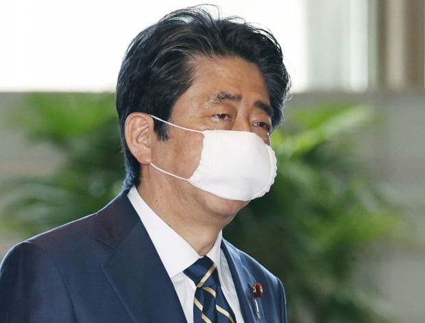 천 마스크 쓴 아베 전 일본 총리. /사진=연합뉴스