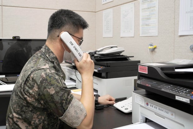 군 관계자가 서해지구 군 통신선을 활용해 시험 통화를 하는 모습.(사진=연합뉴스)