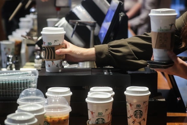 지난달 28일 오후 서울 시내 한 스타벅스 매장에서 직원들이 다회용 컵에 음료 담아 고객에게 제공하고 있다.[사진=연합뉴스]