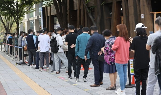 1일 오전 서울 송파구보건소 선별진료소 앞에서 시민들이 코로나19 검사를 받기 위해 대기하고 있다. /사진=연합뉴스