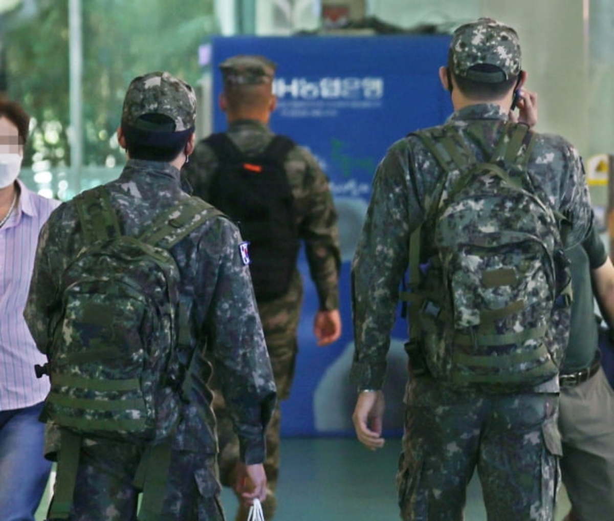 병사들 휴대전화 사용 허용 2년 반…군대에서 벌어진 일 | 한국경제