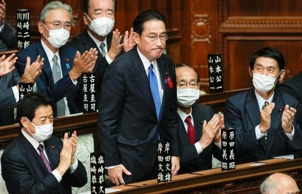 기시다 후미오 일본 자민당 신임 총재가 4일 의회에서 새 총리로 선출된 뒤 동료 의원들의 축하를 받고 있다. 일본 참의원과 중의원은 과반의 찬성으로 기시다를 제100대 총리로 선출했다. /사진=연합뉴스 